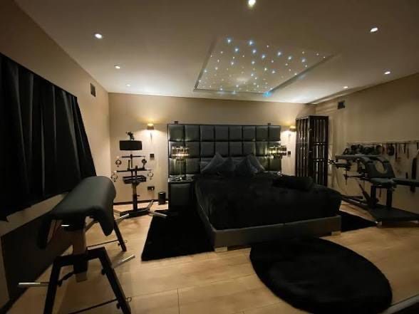 Black leather suite with starlight ceiling