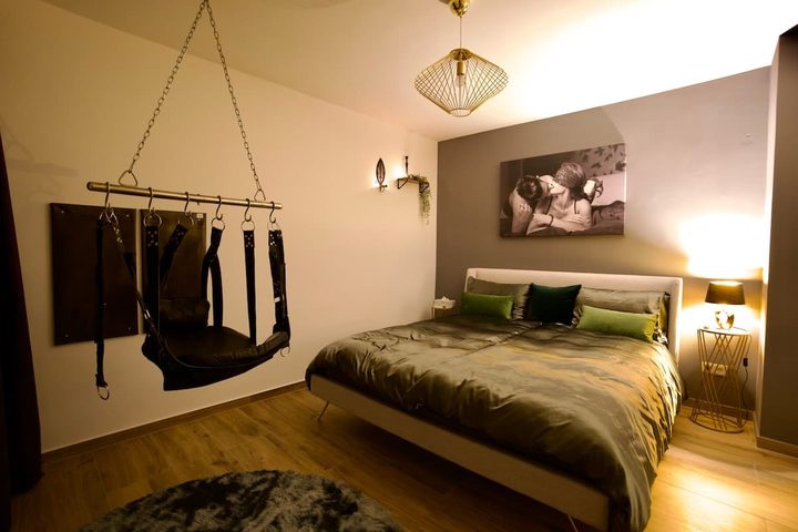 Suite with sling and linen bedding